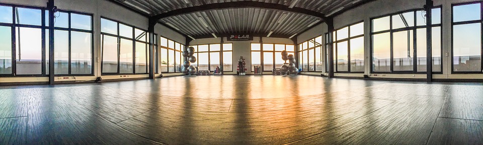 fitness center med rene vinduer