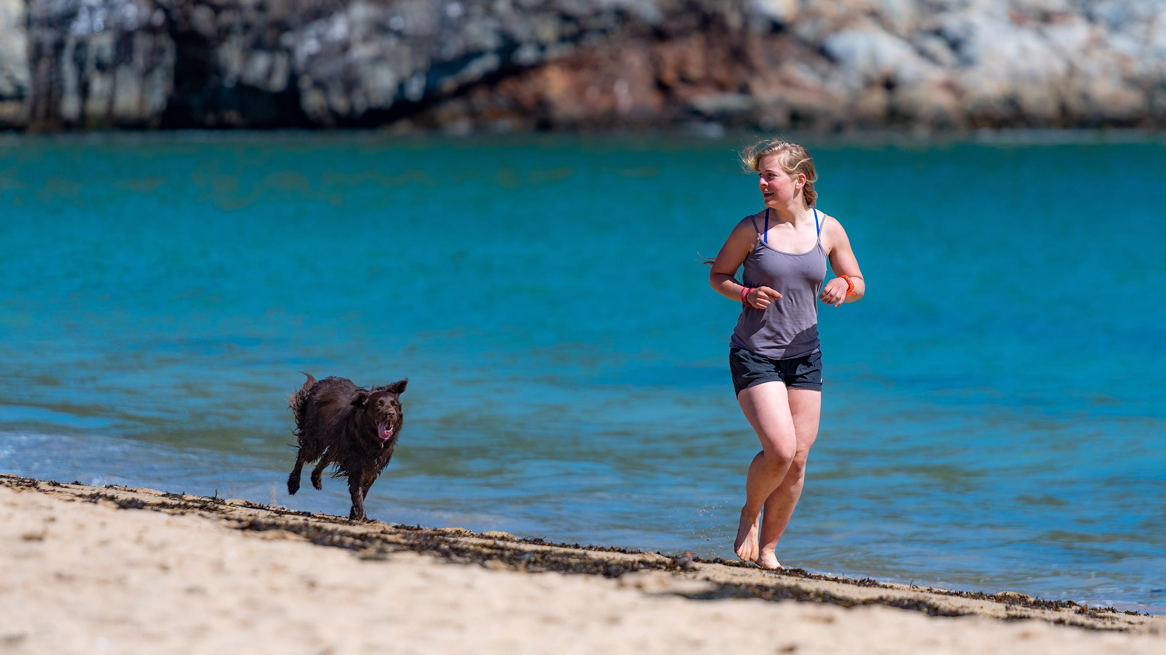 kvinde løber med hund